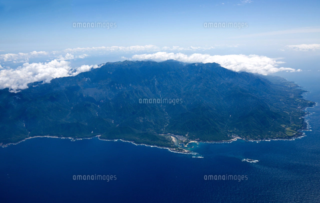 [残り1点のみ]屋久島額装写真 屋久島全景(栗生地区より東方面)[25397013892]の写真・イラスト素材