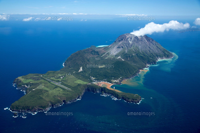 硫黄島(薩摩硫黄島)と硫黄岳[25397013962]の写真・イラスト素材