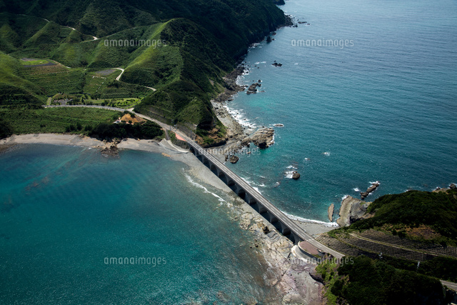 甑島列島 鹿の子大橋 中甑島と平良島を結ぶ橋 の写真素材 イラスト素材 アマナイメージズ