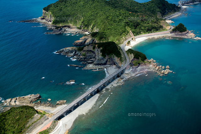 甑島列島 鹿の子大橋 中甑島と平良島を結ぶ橋 の写真素材 イラスト素材 アマナイメージズ