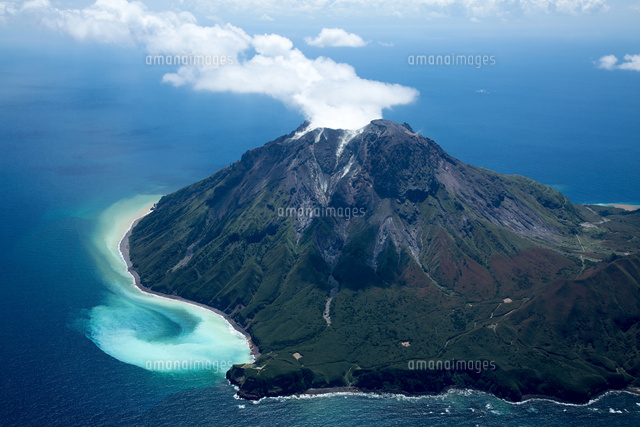 硫黄島(薩摩硫黄島)と硫黄岳[25397013963]の写真・イラスト素材