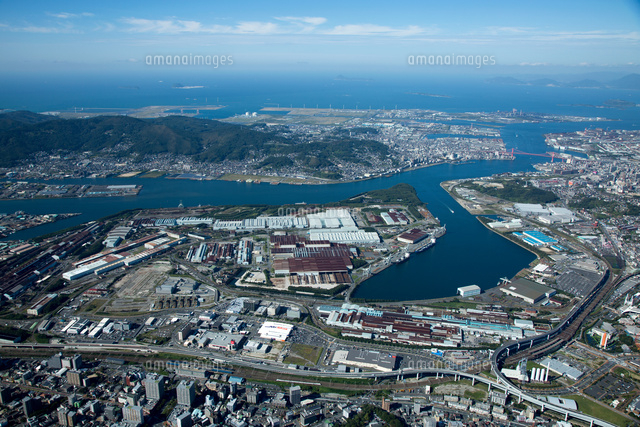北九州工業地帯(洞海湾,若松港周辺の工場群より北九州港方面
