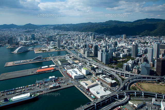 神戸新港町周辺より神戸港と神戸ポートタワー メリケン波止場周辺より神戸市街地 の写真素材 イラスト素材 アマナイメージズ