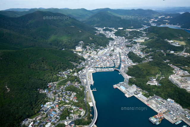 対馬 厳原港より対馬市街地 の写真素材 イラスト素材 アマナイメージズ