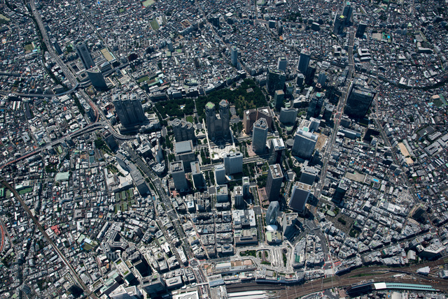 新宿駅西口ビル群と新宿駅周辺 俯瞰撮影 2 000m の写真素材 イラスト素材 アマナイメージズ
