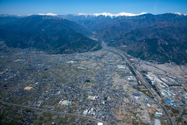 南アルプス市の扇状地より明石山脈 の写真素材 イラスト素材 アマナイメージズ
