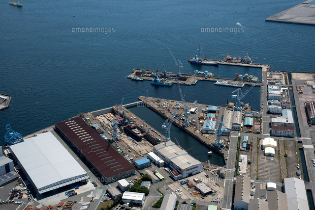 三菱重工本牧工場と造船所[25397017378]の写真・イラスト素材｜アマナ