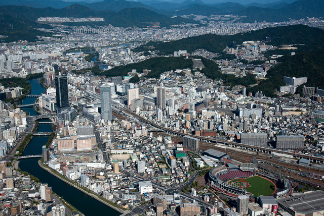 Mazda Zoom Zoomスタジアム広島より広島駅周辺 の写真素材 イラスト素材 アマナイメージズ