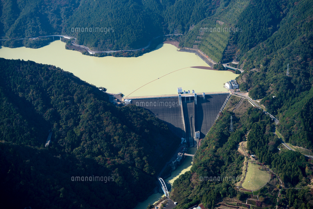 宮ケ瀬ダムと満水の宮ケ瀬湖[25397018690]の写真・イラスト素材
