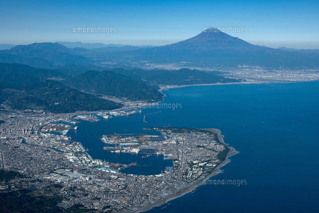 空から見る日本の海岸線と港湾 VOL.3 駿河湾東部　石廊埼〜清水港 駿河湾より田子の浦港と富士市の街並み[25397020230]の写真・イラスト
