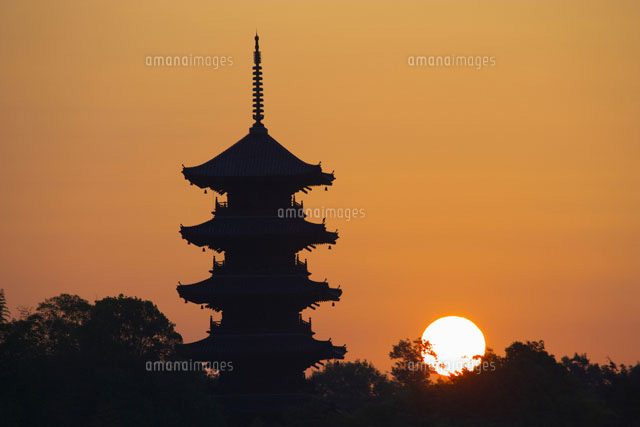 朝の備中国分寺五重塔 の写真素材 イラスト素材 アマナイメージズ