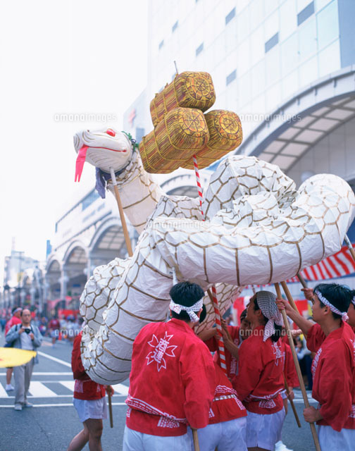 白蛇ご神幸 岩国祭 の写真素材 イラスト素材 アマナイメージズ 白蛇ご神幸 岩国祭 の写真素材 イラスト素材 アマナイメージズ