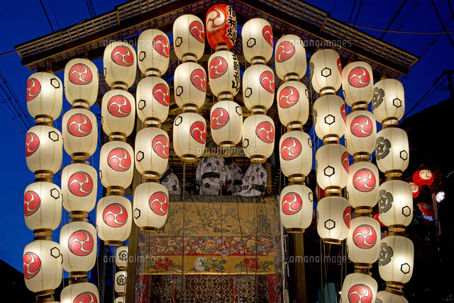 祇園祭、宵山の鉾、駒形提灯[25467011990]の写真・イラスト素材