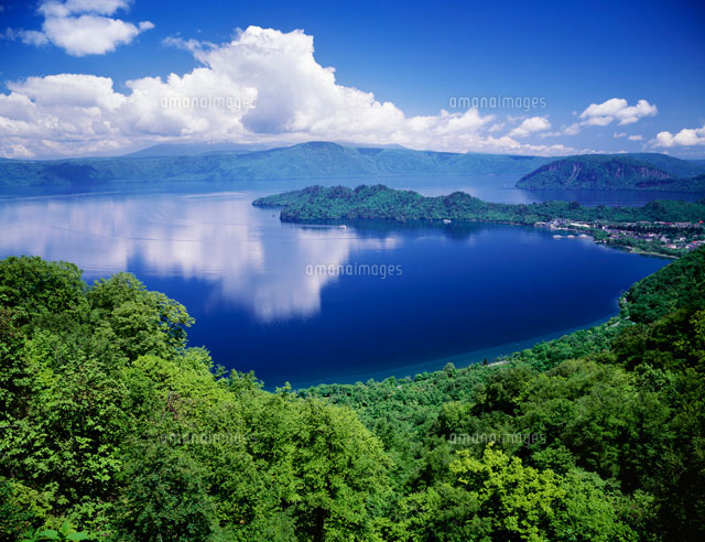 新緑の十和田湖と八甲田山甲岳台[25488012790]の写真・イラスト素材