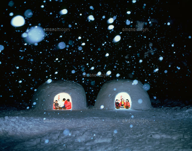 雪降るかまくら の写真素材 イラスト素材 アマナイメージズ