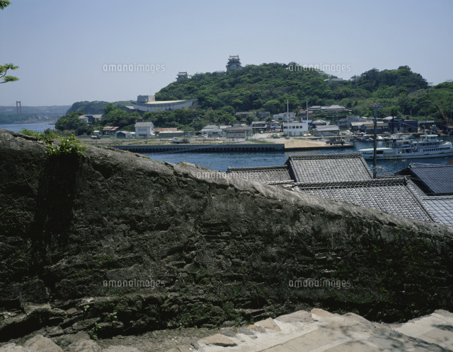 オランダ塀と平戸城 の写真素材 イラスト素材 アマナイメージズ