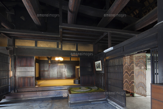 門脇家住宅の土間と梁と座敷 の写真素材 イラスト素材 アマナイメージズ