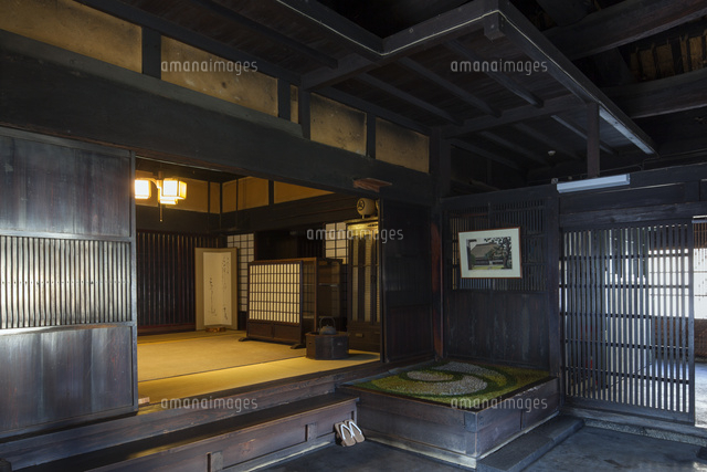 門脇家住宅の土間と梁と座敷 の写真素材 イラスト素材 アマナイメージズ