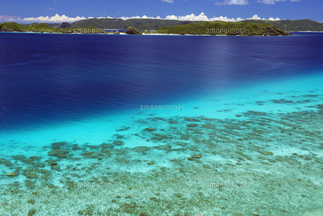 ケラマブルーの海と慶良間諸島 安室島と渡嘉敷島[25488032402]の写真