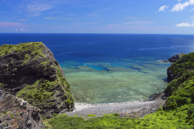 海食崖と海岸植生と裾礁 女瀬ノ崎 座間味島 の写真素材 イラスト素材 アマナイメージズ