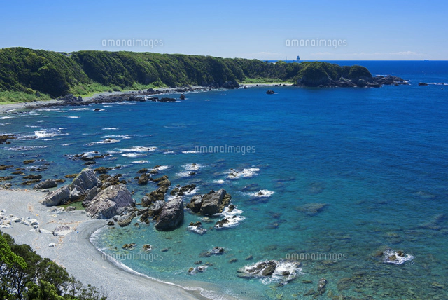 潮岬海岸段丘と光る海と潮岬灯台[25488033029]の写真・イラスト素材