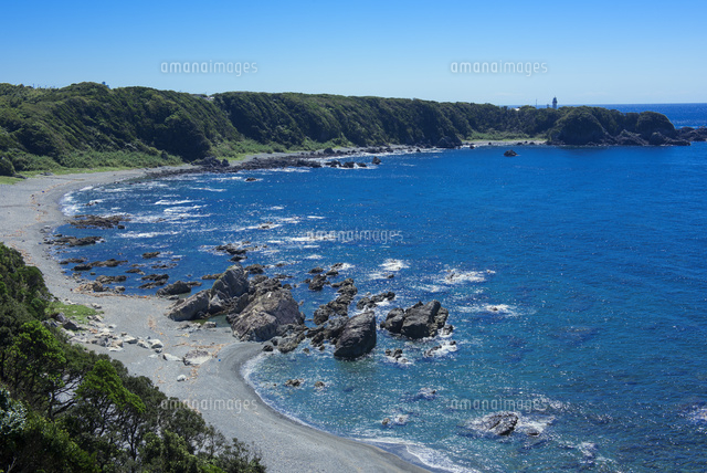 潮岬海岸段丘と光る海と潮岬灯台[25488033029]の写真・イラスト素材