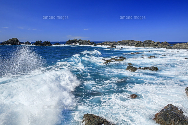 荒波打ち寄せる潮岬海岸と潮岬灯台[25488035147]の写真・イラスト素材