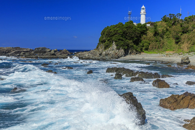 荒波打ち寄せる潮岬海岸と潮岬灯台[25488035147]の写真・イラスト素材