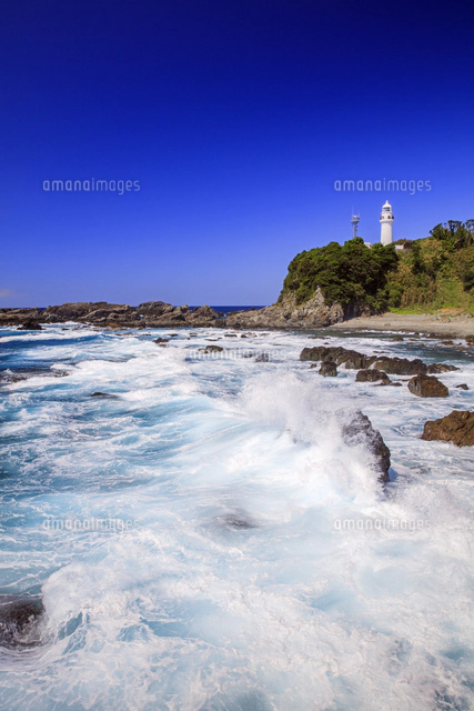 荒波打ち寄せる潮岬海岸と潮岬灯台[25488035147]の写真・イラスト素材