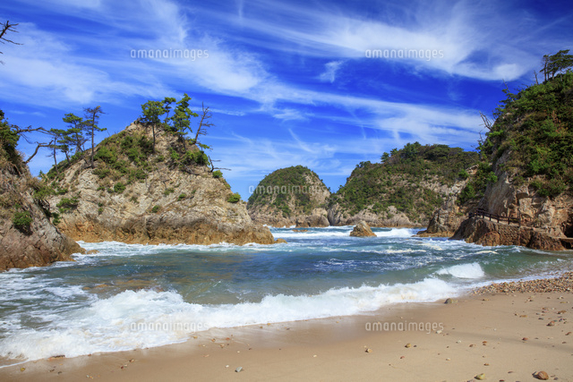 荒波打ち寄せる鴨ヶ磯と雲 浦富海岸 の写真素材 イラスト素材 アマナイメージズ
