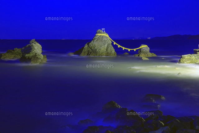 夫婦岩夜景 二見浦[25488036553]の写真・イラスト素材｜アマナイメージズ