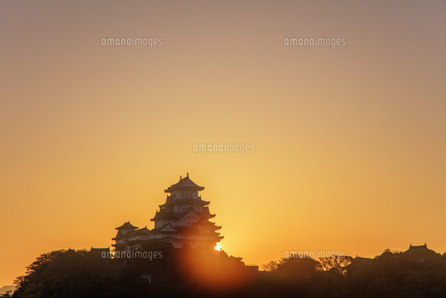 姫路城朝日 の写真素材 イラスト素材 アマナイメージズ