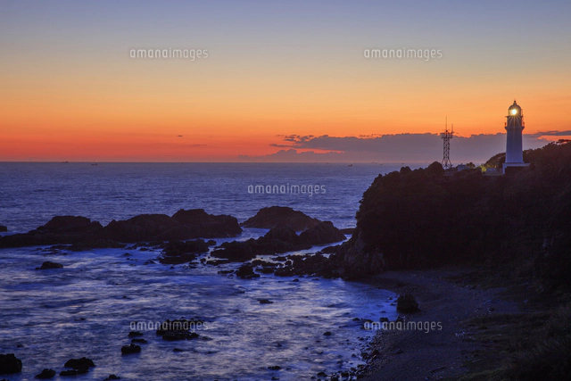 潮岬海岸と灯台と夕日[25488038861]の写真・イラスト素材｜アマナ