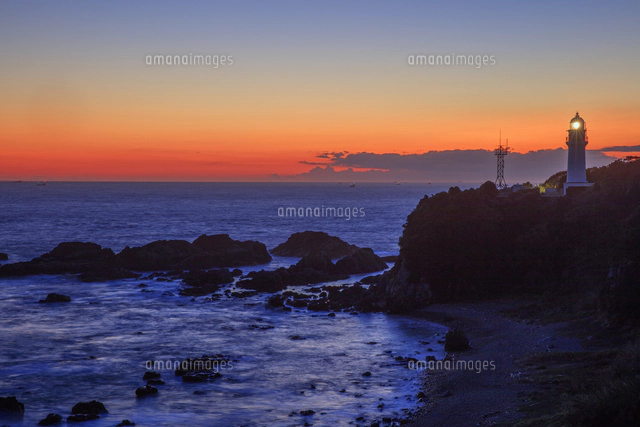 潮岬海岸と灯台と夕日[25488038861]の写真・イラスト素材｜アマナ