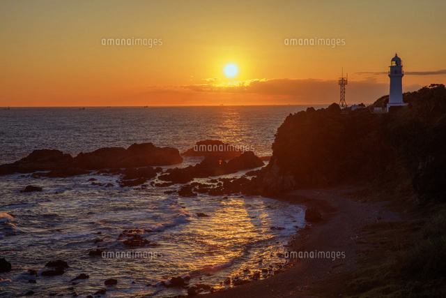 夕日に染まる潮岬海岸と灯台[25488038860]の写真・イラスト素材