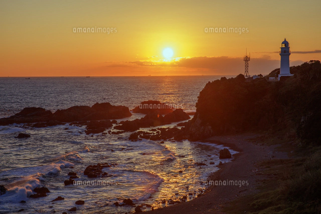 夕日に染まる潮岬海岸と灯台[25488038723]の写真・イラスト素材