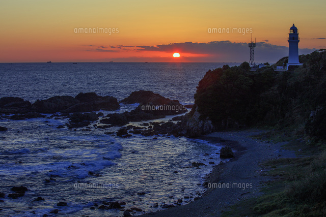 潮岬海岸と灯台と夕日[25488038861]の写真・イラスト素材｜アマナ