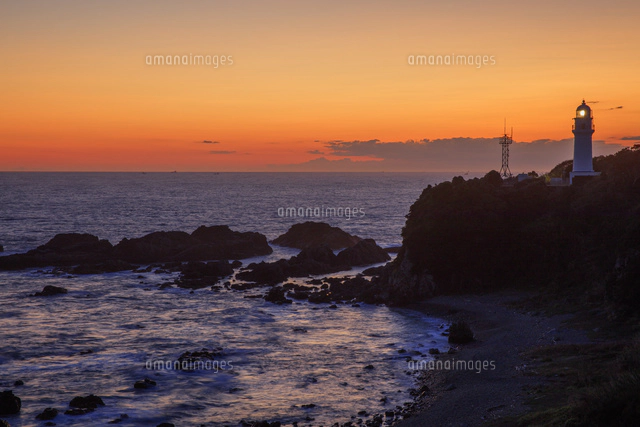 潮岬海岸と灯台と夕日[25488038861]の写真・イラスト素材｜アマナ