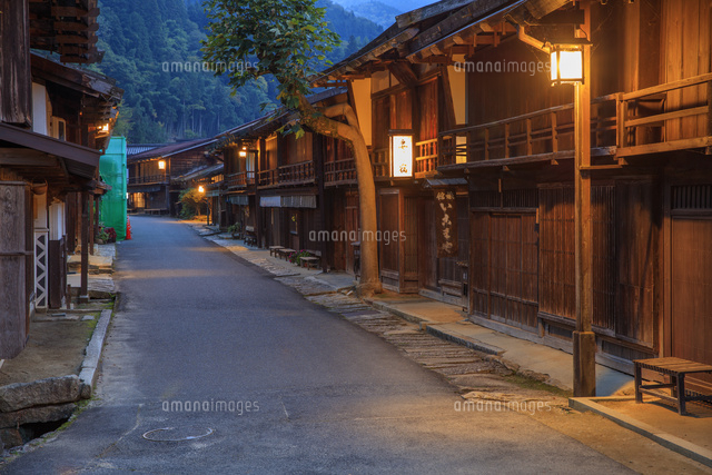 妻籠の宿　銀鼠の甍と恵那山　 パステル画 妻籠宿の夜景[25488039204]の写真・イラスト素材｜アマナイメージズ