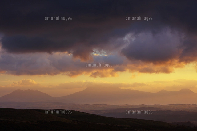 阿蘇山の夕暮れ春 阿蘇山の夕暮れ春