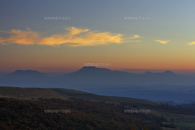 夕日に染まる阿蘇山 瀬の本高原[25488039726]の写真・イラスト素材