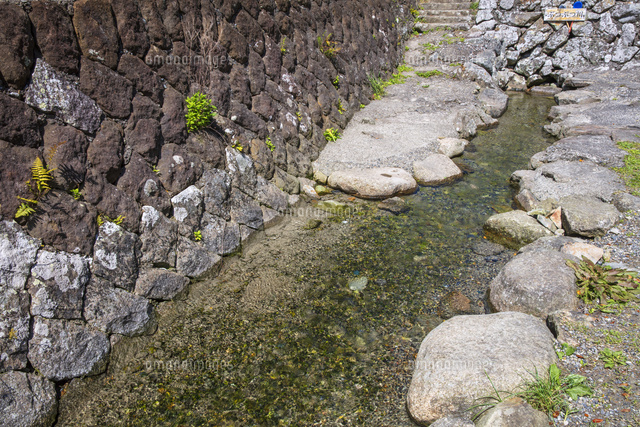 ぶつぶつ川 日本一短い川 の写真素材 イラスト素材 アマナイメージズ
