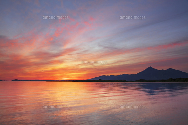 志田浜より猪苗代湖と磐梯山と夕日[25488040905]の写真・イラスト素材