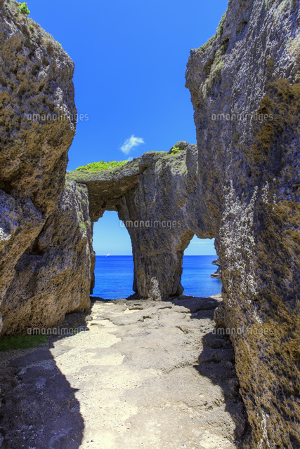 犬の門蓋 めがね岩 徳之島 の写真素材 イラスト素材 アマナイメージズ