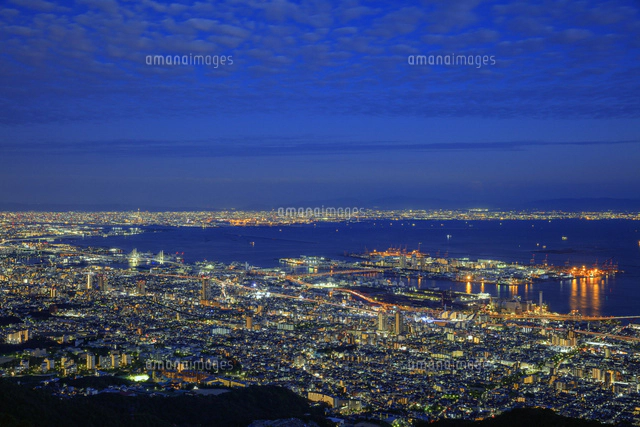 六甲山の摩耶山掬星台より神戸市街と大阪市街と大阪湾の夜景