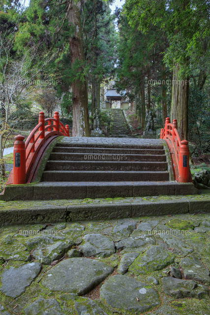両子寺参道 無名橋 の写真素材 イラスト素材 アマナイメージズ