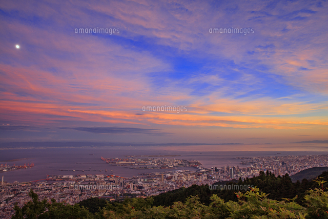 摩耶山掬星台より神戸市街と大阪湾の夕焼け雲と満月[25488044533]の