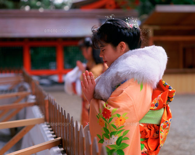 初詣の女性 住吉大社 の写真素材 イラスト素材 アマナイメージズ
