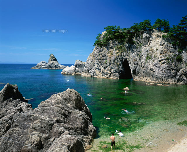 笹川流れ、眼鏡岩[25516024221]の写真・イラスト素材｜アマナイメージズ