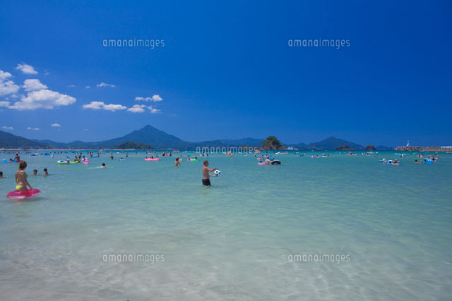 和田海水浴場と青葉山 若狭富士 の写真素材 イラスト素材 アマナイメージズ